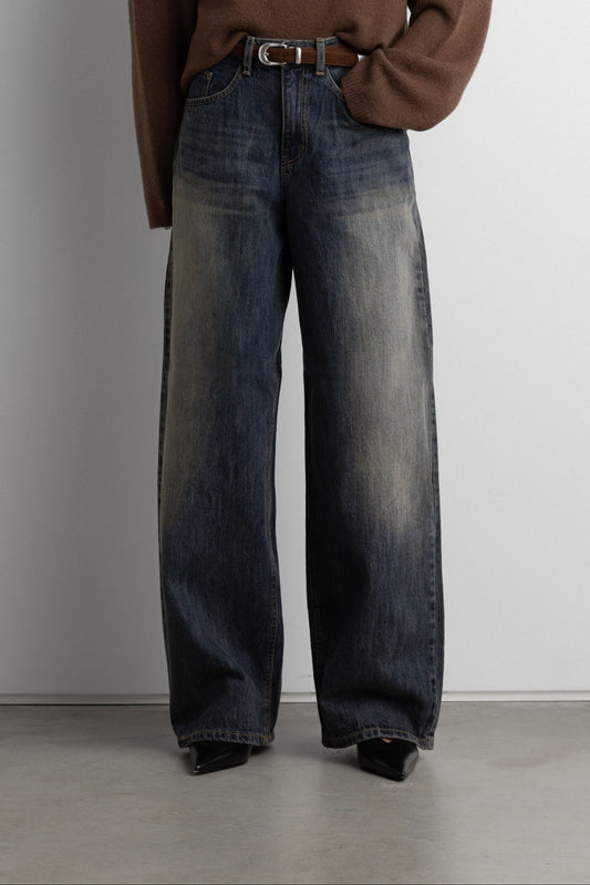 MID-RISE CURVED LEG DARK WASH JEAN