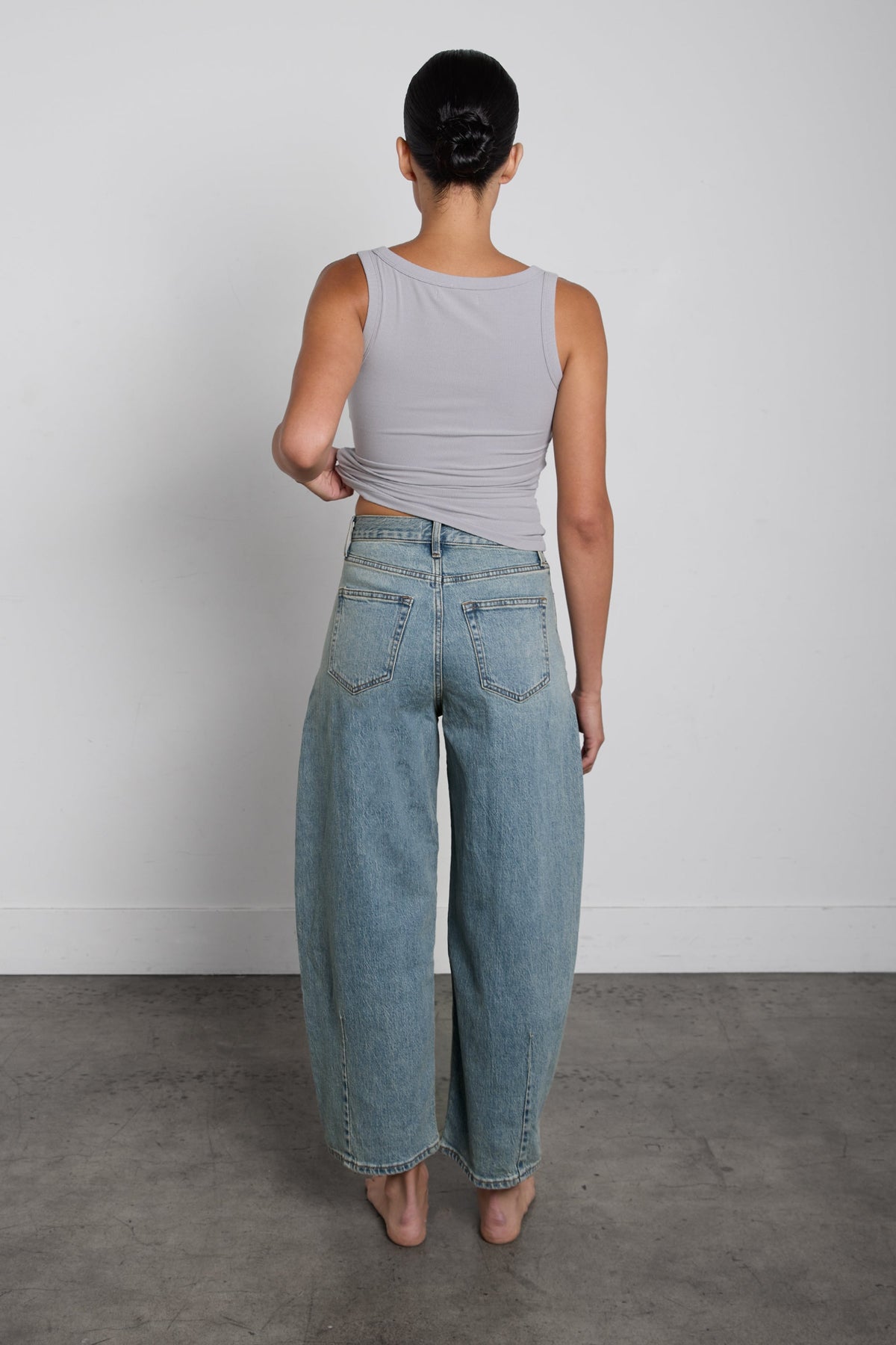 MID-RISE DARTED BARREL LEG JEAN