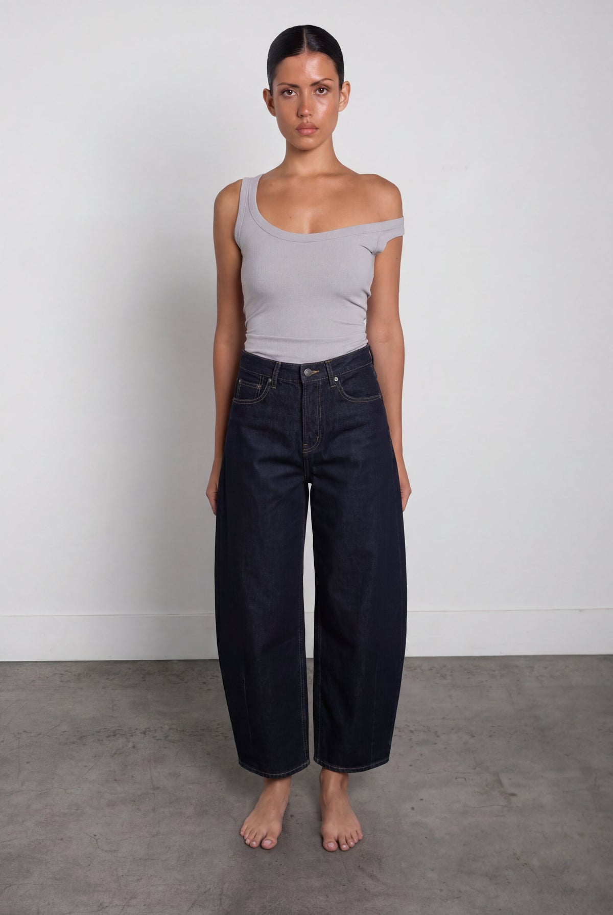 MID-RISE DARTED BARREL LEG JEAN