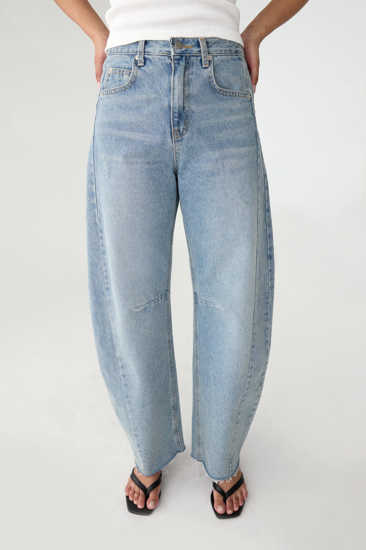 HIGH RISE VINTAGE WASH BARREL JEAN