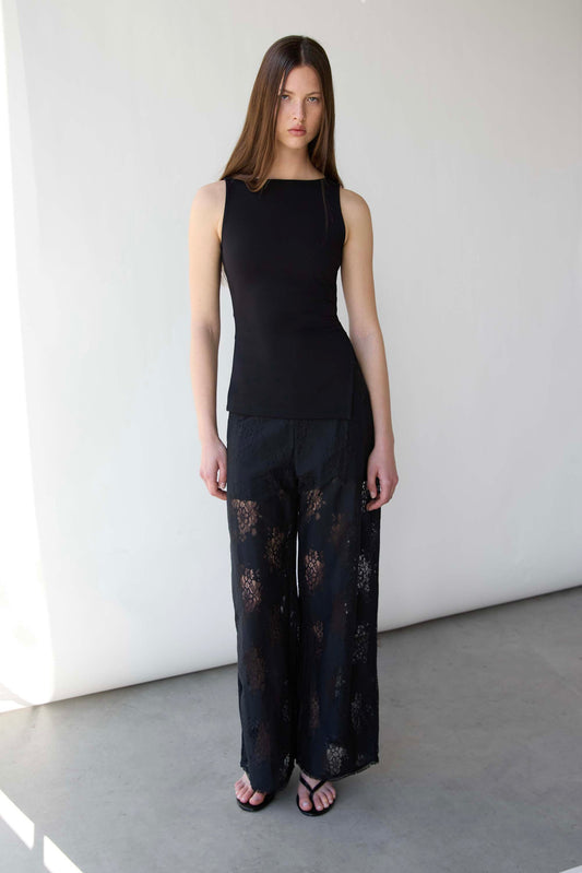 FITTED SLEEVELESS TOP WITH ASYMMETRICAL HEM