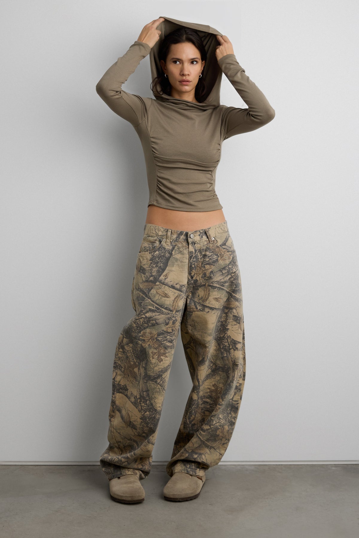RUCHED COWL CROPPED HOODIE