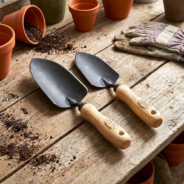 h Potter dewit trowel set on a bench